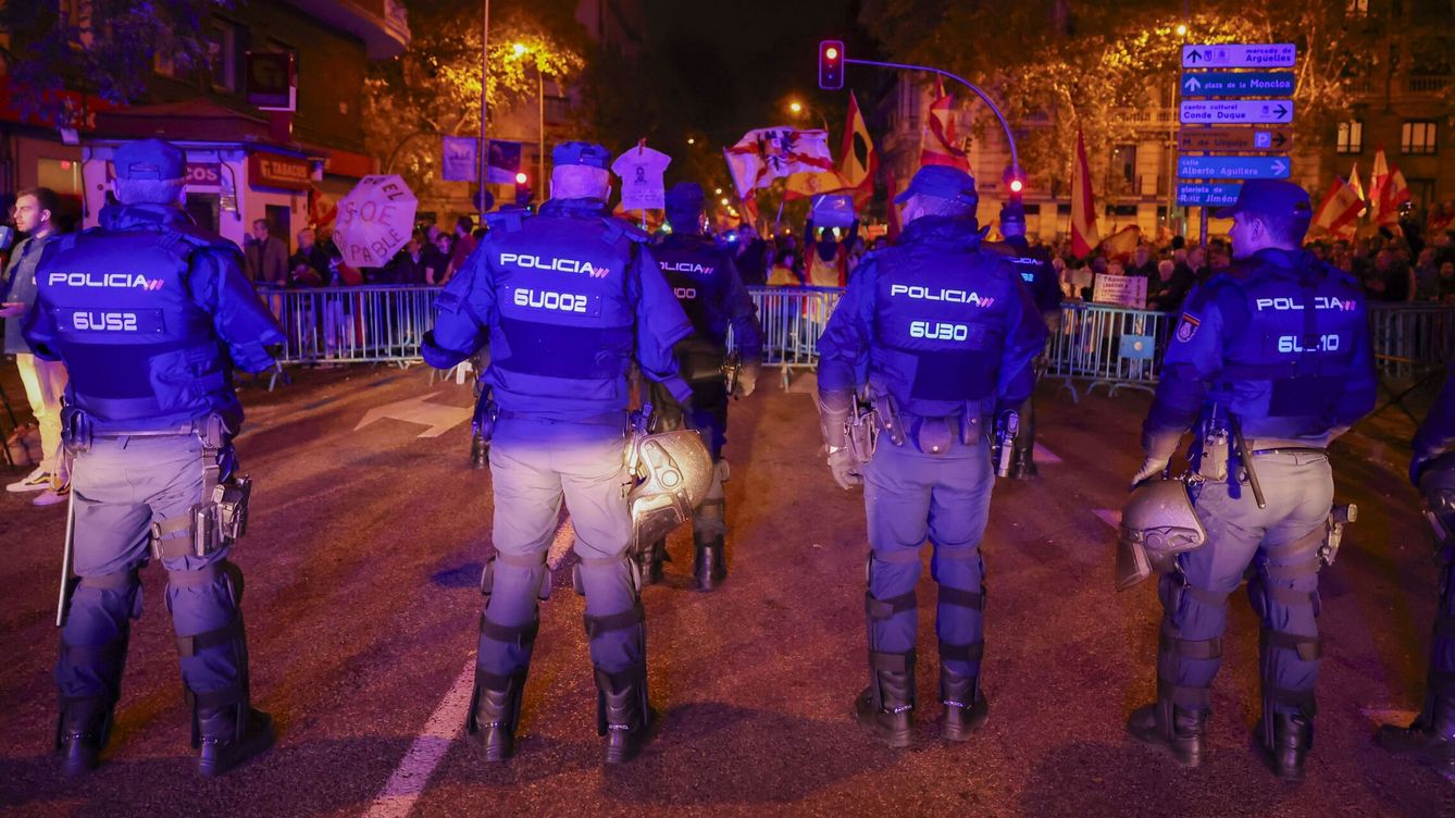 Foto: Agentes de policía ante manifestantes en Madrid contra la amnistía. (EFE/Kiko Huesca)