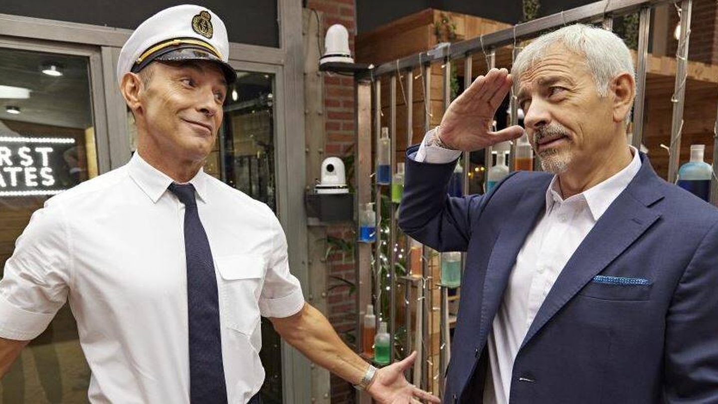 Jesús Vázquez y Carlos Sobera en 'First Dates crucero'. (Mediaset)