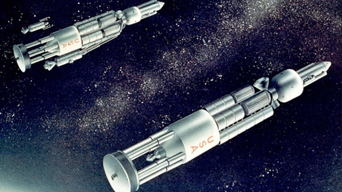 Ilustración de dos naves del proyecto Orión. En la popa puede verse el escudo que aprovecharía la onda expansiva de la explosión nuclear (NASA)