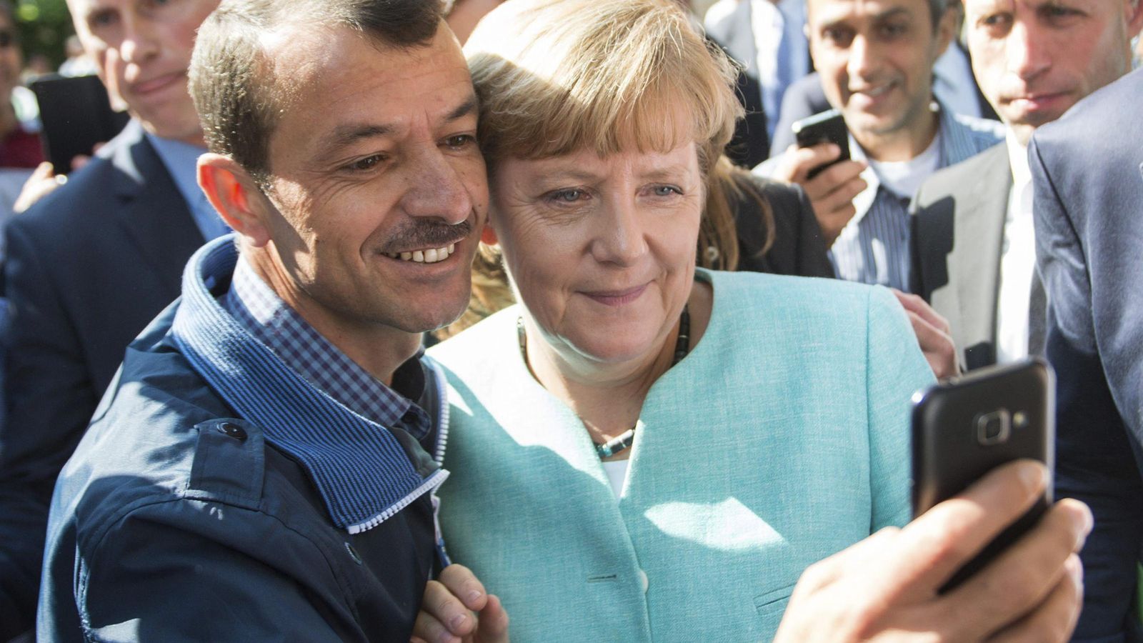 Foto: La Canciller alemana, Angela Merkel, en su visita a los refugiados. (EPA)