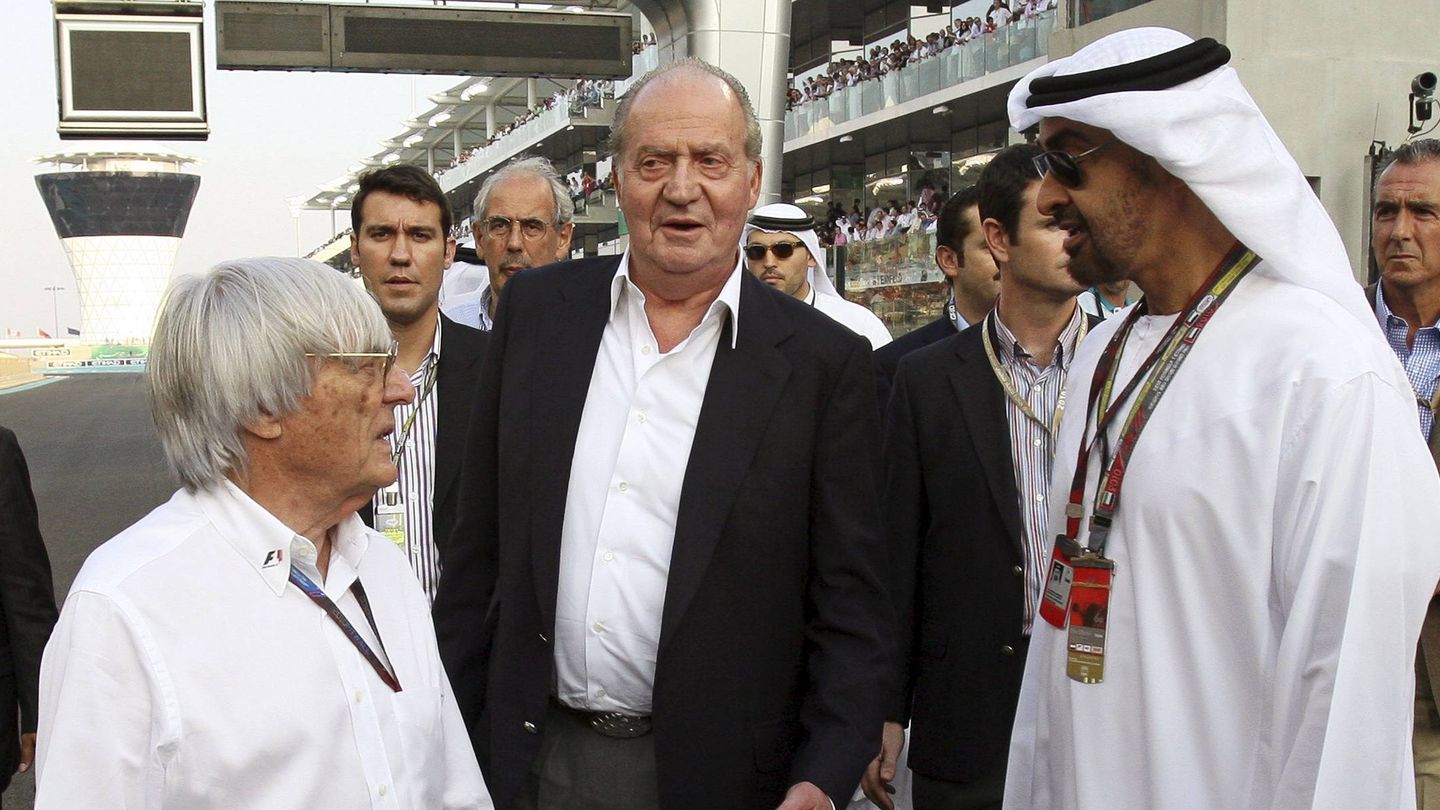El rey Juan Carlos, en el Gran Premio de Abu Dabi junto al príncipe heredero, en 2010. (EFE)