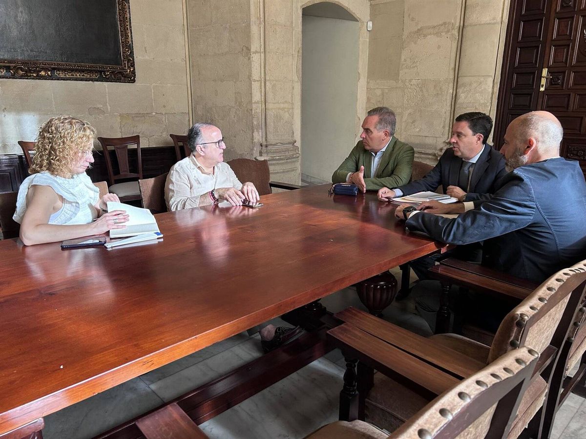 Foto: Reunión del Gobierno municipal con la oposición para abordar la limitación de las viviendas de uso turístico en Sevilla. (Europa Press/Ayuntamiento de Sevilla)
