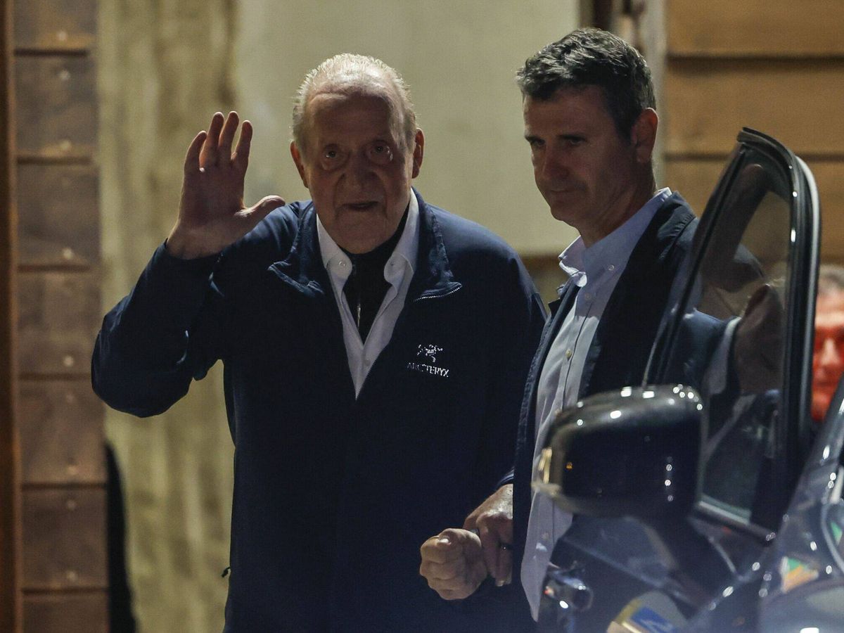 Foto: El rey Juan Carlos I, a la salida del Club Náutico. (EFE)