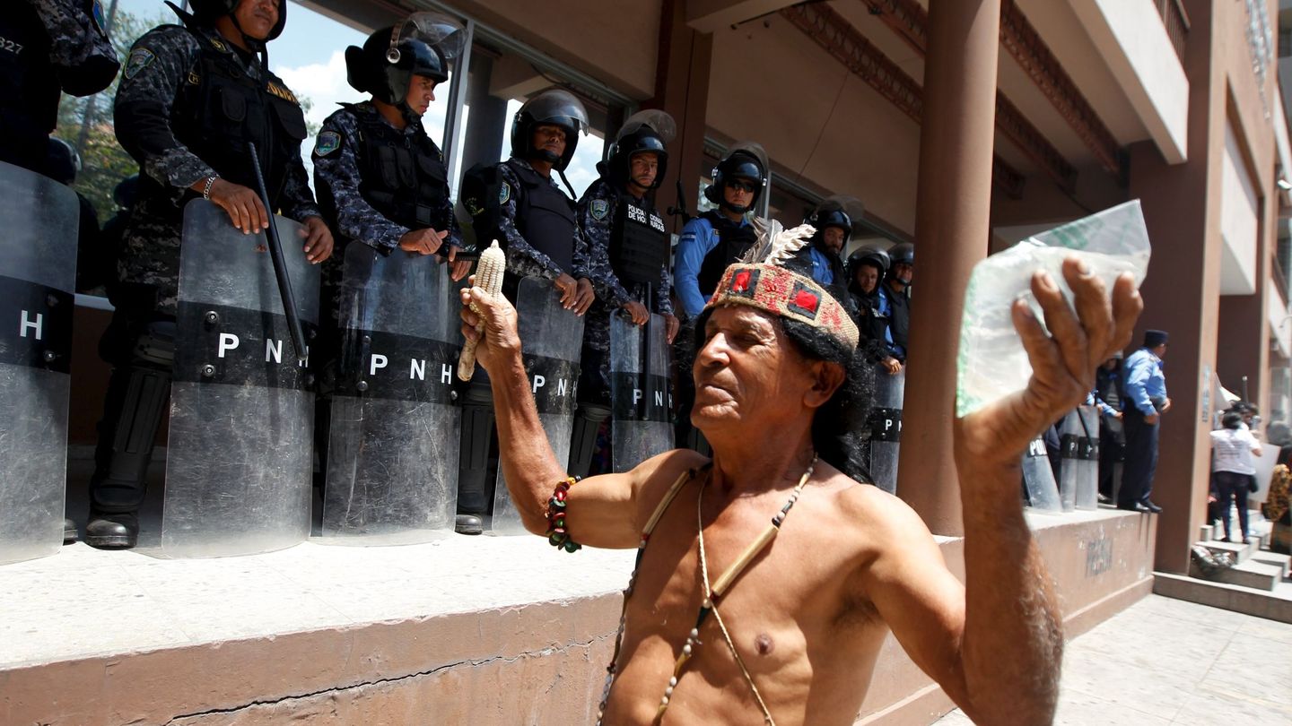Un indígena lanza consignas a la policía durante una protesta por el asesinato de Berta Cáceres en Tegucigalpa, el 17 de marzo de 2016 (Reuters)