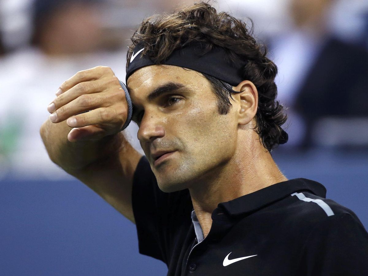 Foto: Roger Federer se seca el sudor durante un partido de tenis. (Reuters)