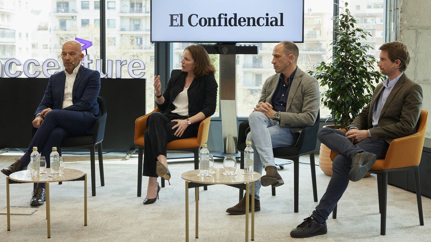 De izquierda a derecha: Isidoro Martínez de la Escalera (NH Hoteles); Nathalie Picquot (Banco Santander); Óscar Oñate (Jaguar Land Rover) y Sylvain Weill (Accenture Interactive).