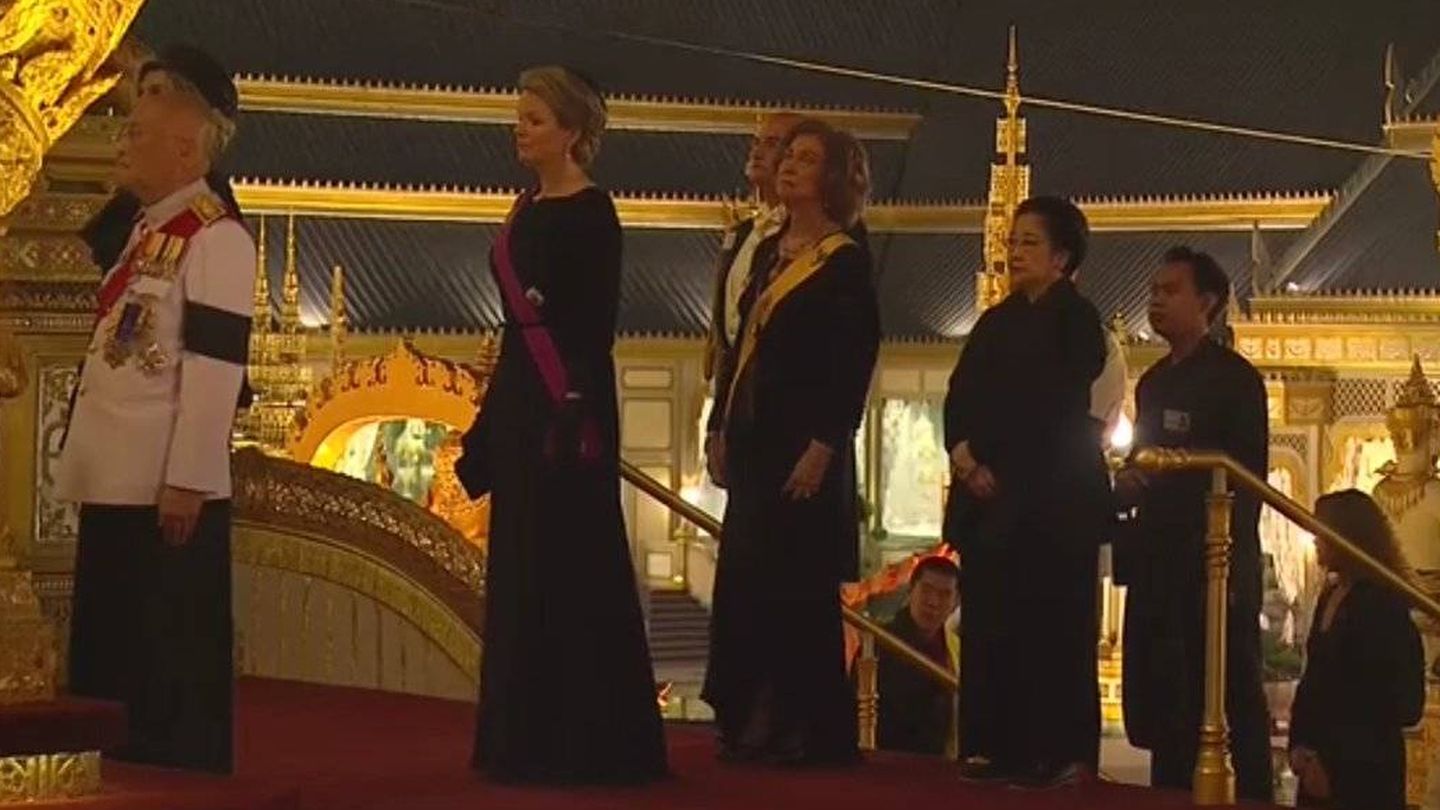 Matilde y la reina Sofía dando su último adiós al rey de Tailandia.