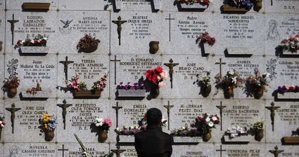 Foto: Una mujer, en el cementerio de la Almudena (Madrid). (EFE)