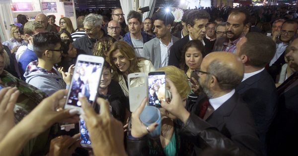 Foto: La presidenta andaluza y candidata al liderazgo del PSOE, Susana Díaz, durante su visita a la Feria de Abril de Barcelona, este 6 de mayo. (EFE)