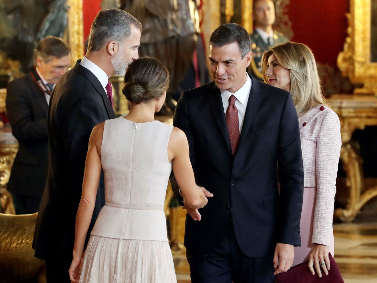 Los Reyes saludan a Pedro Sánchez y su mujer Begoña Gómez este 12 de octubre. (EFE)