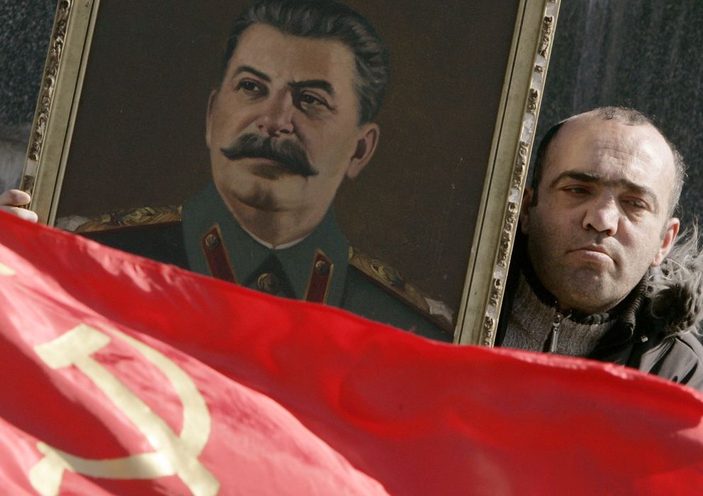 Foto: Un hombre sostiene una imagen de Stalin en Tbilisi durante una manifestación (Reuters).