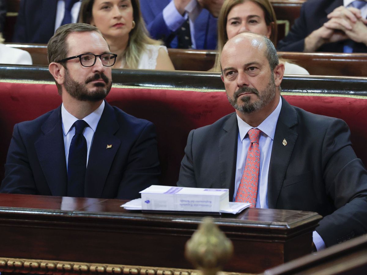 Foto: Los senadores del PP Javier Maroto (izquierda) y Pedro Rollán (derecha) en la sesión constitutiva del Senado. (EFE/Zipi Aragón)