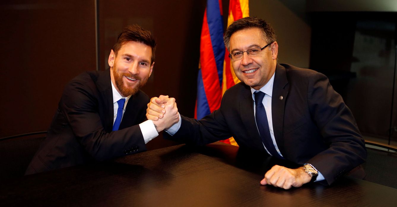 Messi y Bartomeu en su última firma de contrato. (Reuters)
