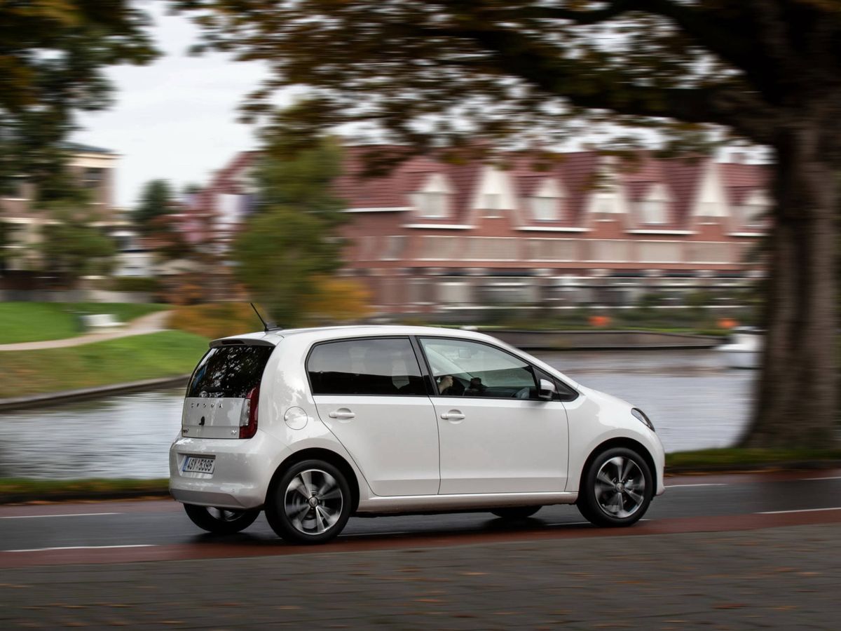 Foto: El Skoda Citigo iV, como el Volkswagen e-Up o el Seat Mii, son la apuesta por el coche eléctrico 0 emisiones. 