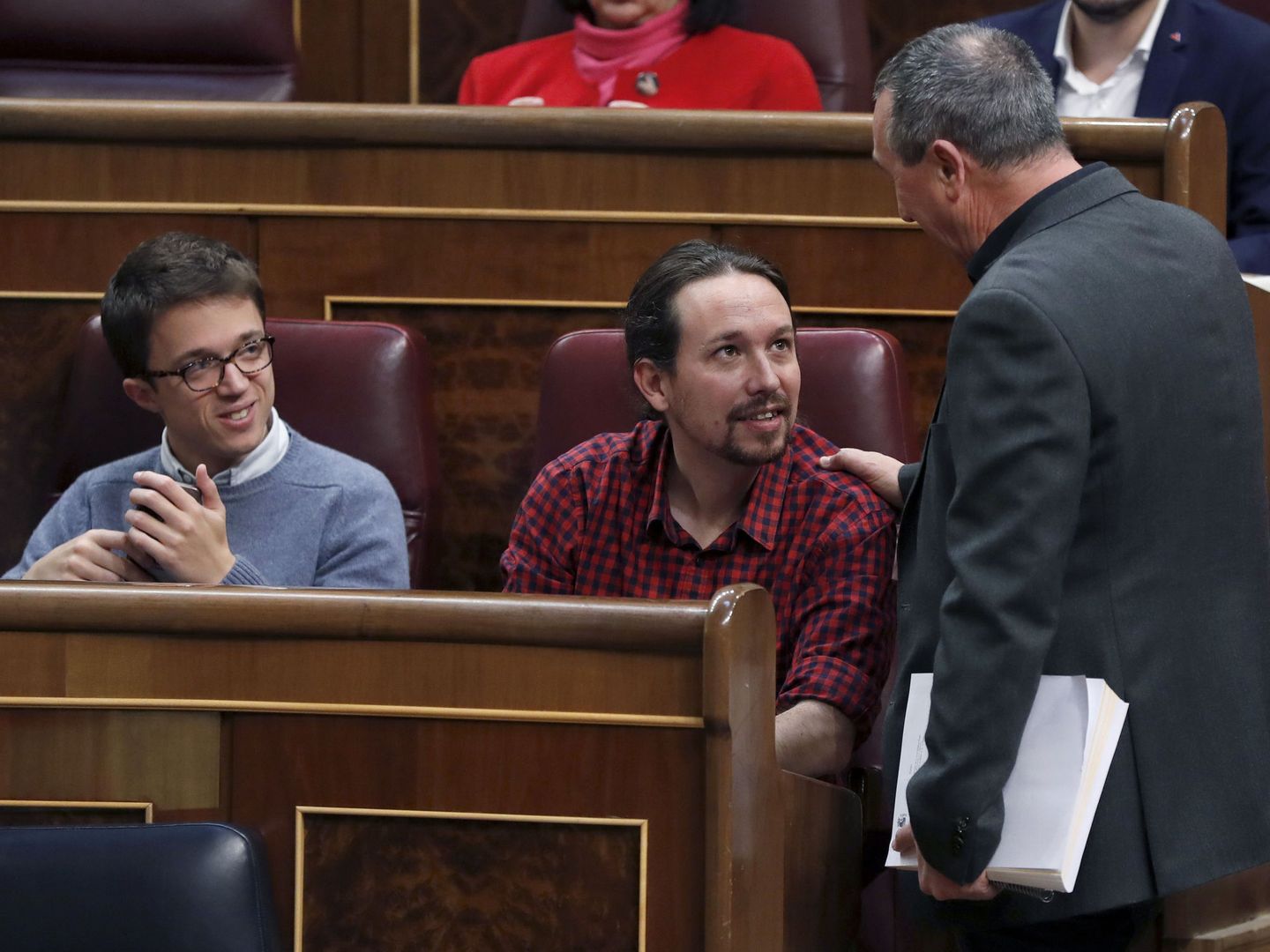 El diputado de Compromís Joan Baldoví (d), conversa con Pablo Iglesias (c),  Íñigo Errejón (i), en 2017. (EFE)