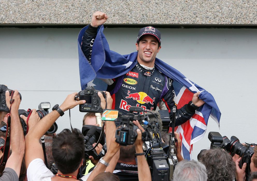 Foto: Ricciardo portando su bandera, la australiana, al término de la carrera.