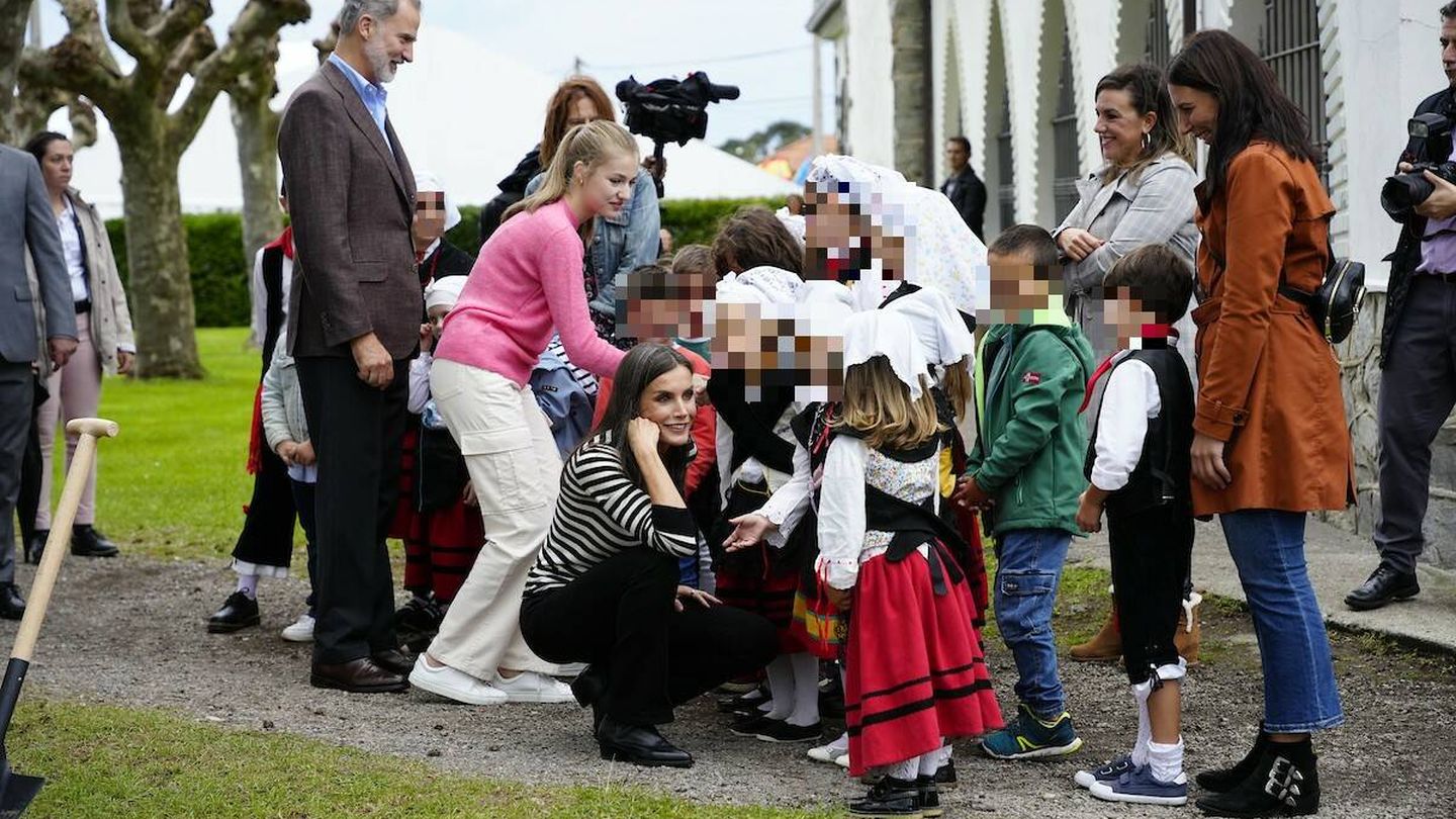 Letizia, Leonor y Felipe VI charlan con los pequeños del pueblo. (Limited Pictures)