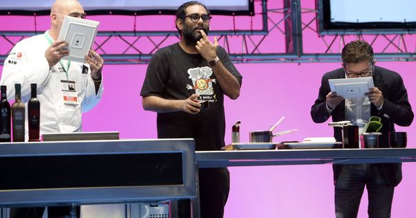 Foto: El cocinero indio Gaggan Anand (en el centro) en el congreso San Sebastián Gastronomika en 2017. (EFE)