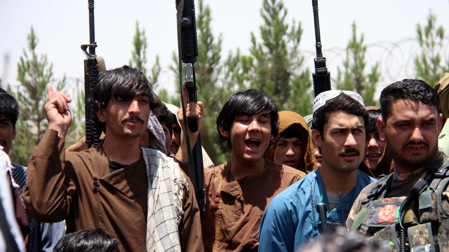 Civiles afganos se arman Helmand (Afganistán) ante el avance talibán. (EFE)