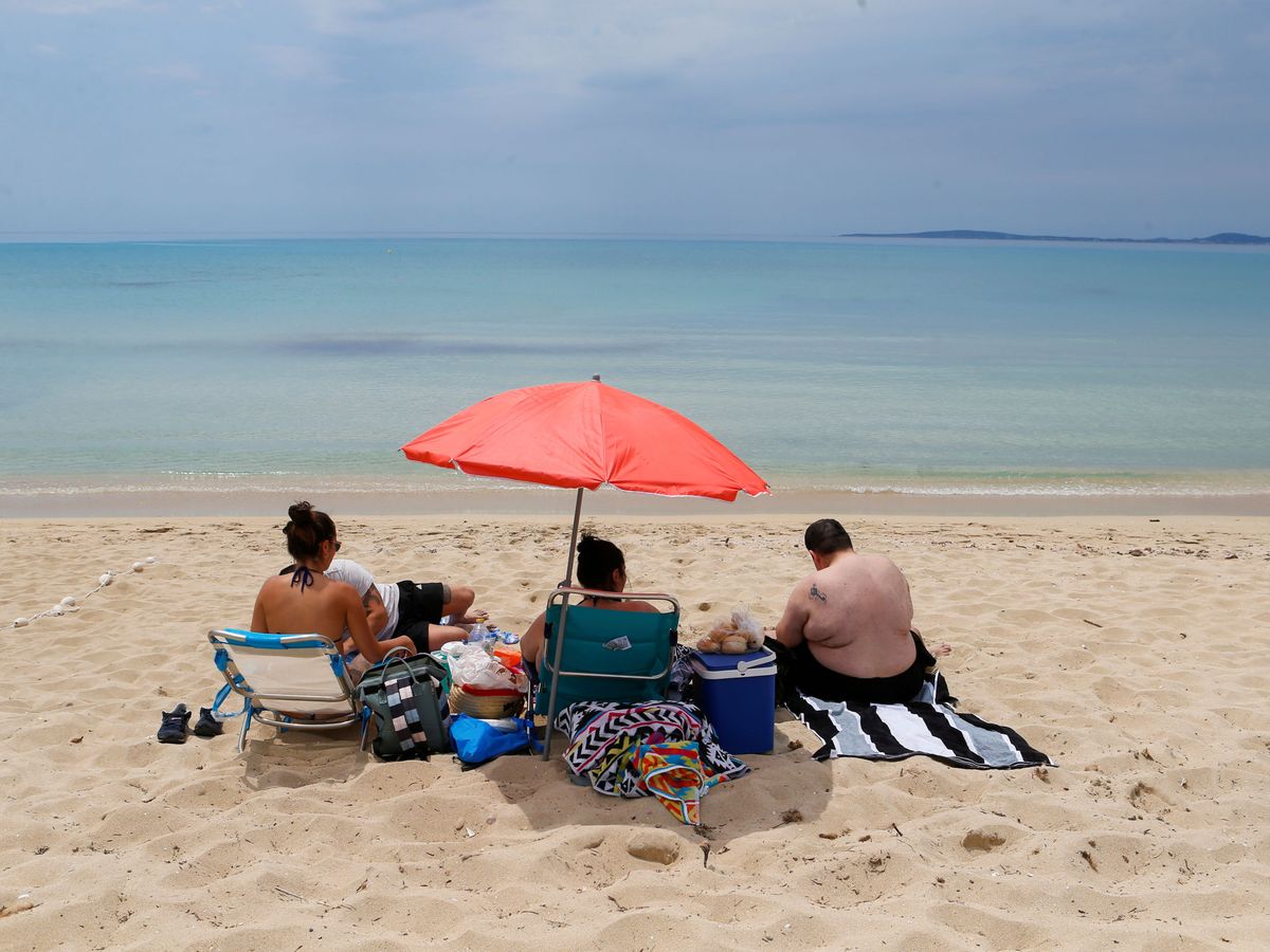 Foto: Un grupo de personas en una playa de Mallorca. (Reuters)