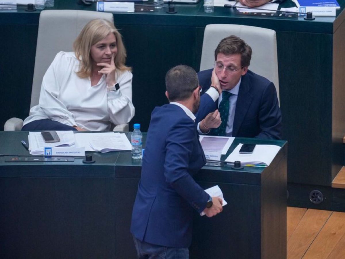 Foto: El socialista Daniel Viondi le da varias palmadas a Almeida en la cara. (EFE)