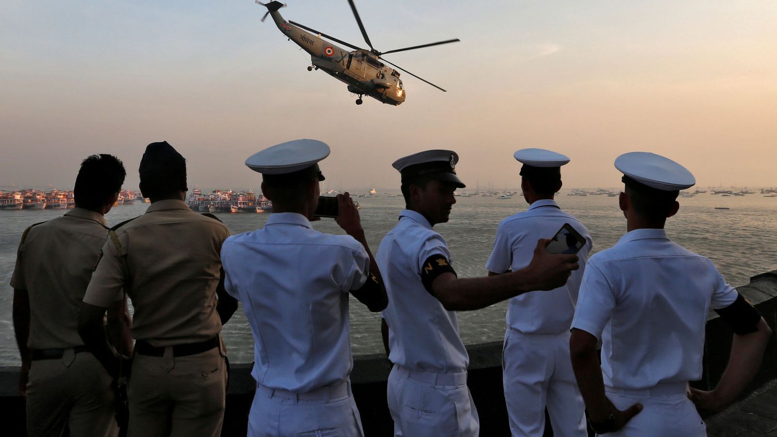 Foto: Policías y miembros de la Armada de la India observan los ensayos para el Día de la Marina en Mumbai, en diciembre de 2016. (Reuters)
