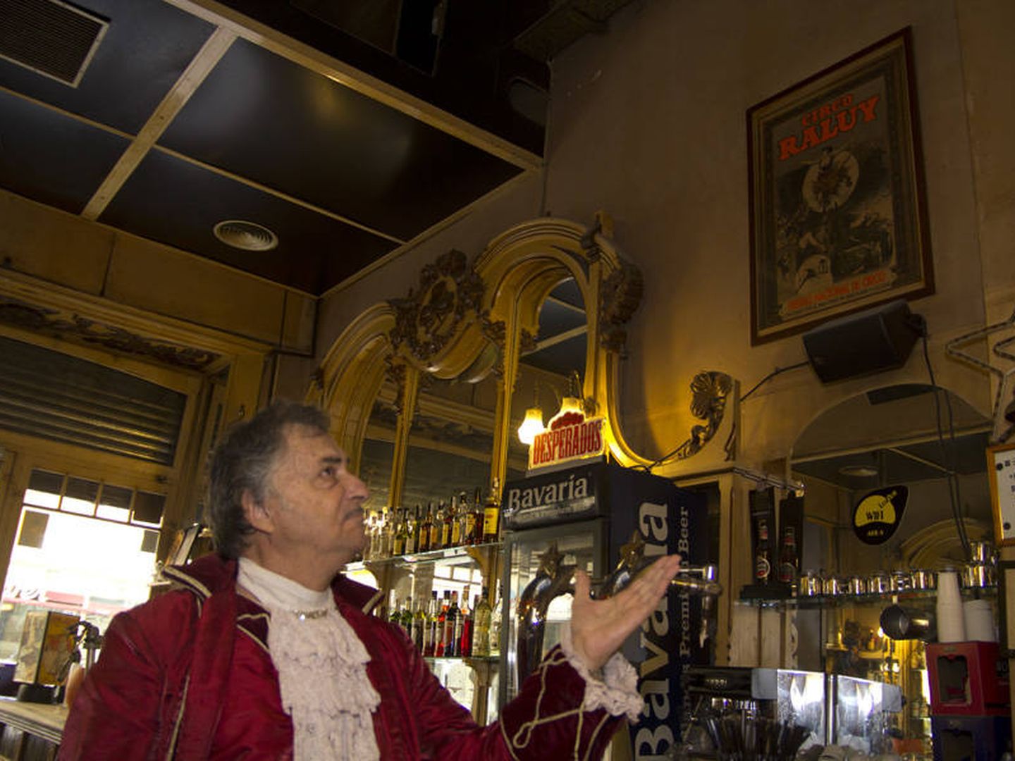 Carlos Raluy, del Circo Histórico Raluy, en el interior del London Bar. (Foto: Jesús M. Atienza)