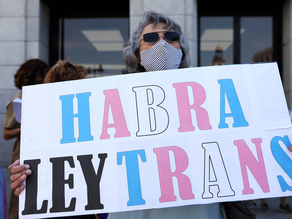 Foto: Manifestante a favor de la ley trans en Madrid. (Getty)