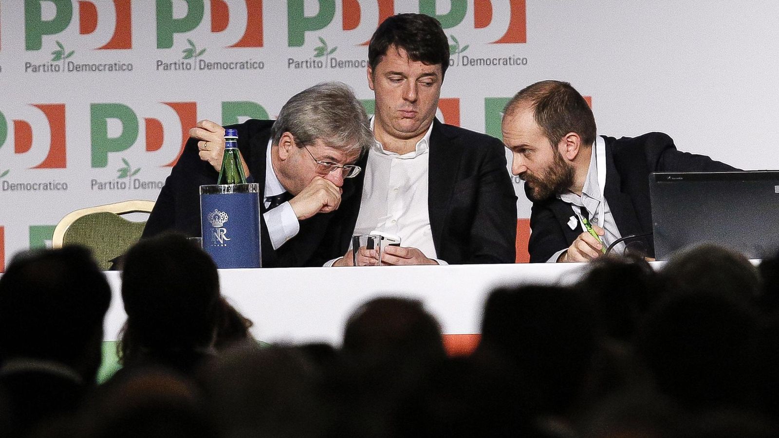 Foto: Renzi entre Paolo Gentiloni y el presidente del PD, Matteo Orfini, durante la asamblea del partido, en Roma (Efe). 