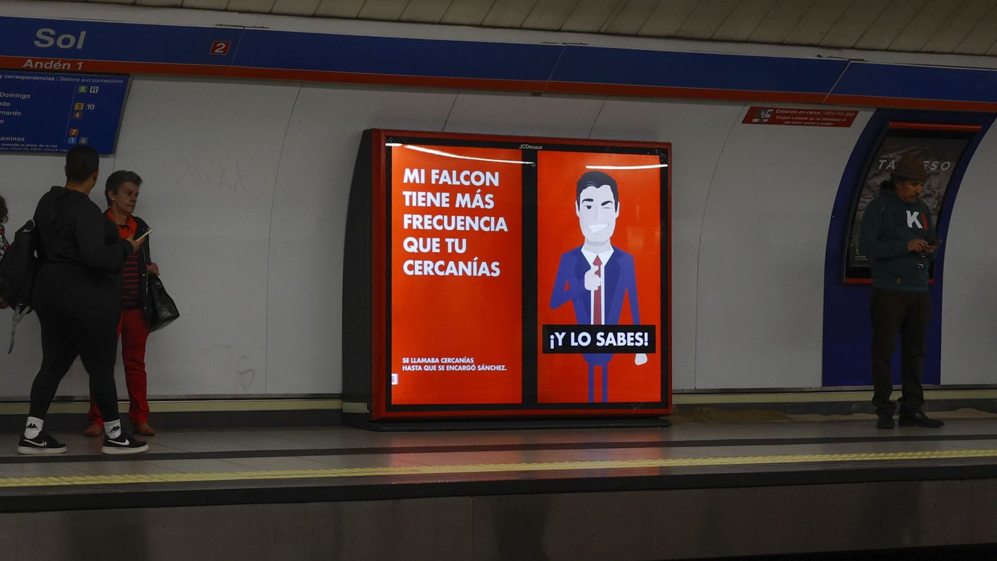 Luminosos con publicidad contra el presidente del Gobierno, Pedro Sánchez, en una estación del metro de Madrid (EFE/J.J. Guillén)