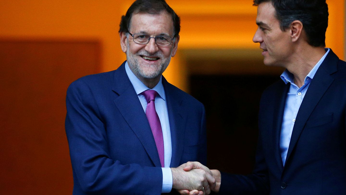 Mariano Rajoy saluda a Pedro Sánchez en La Moncloa, el pasado 6 de julio. (Reuters)