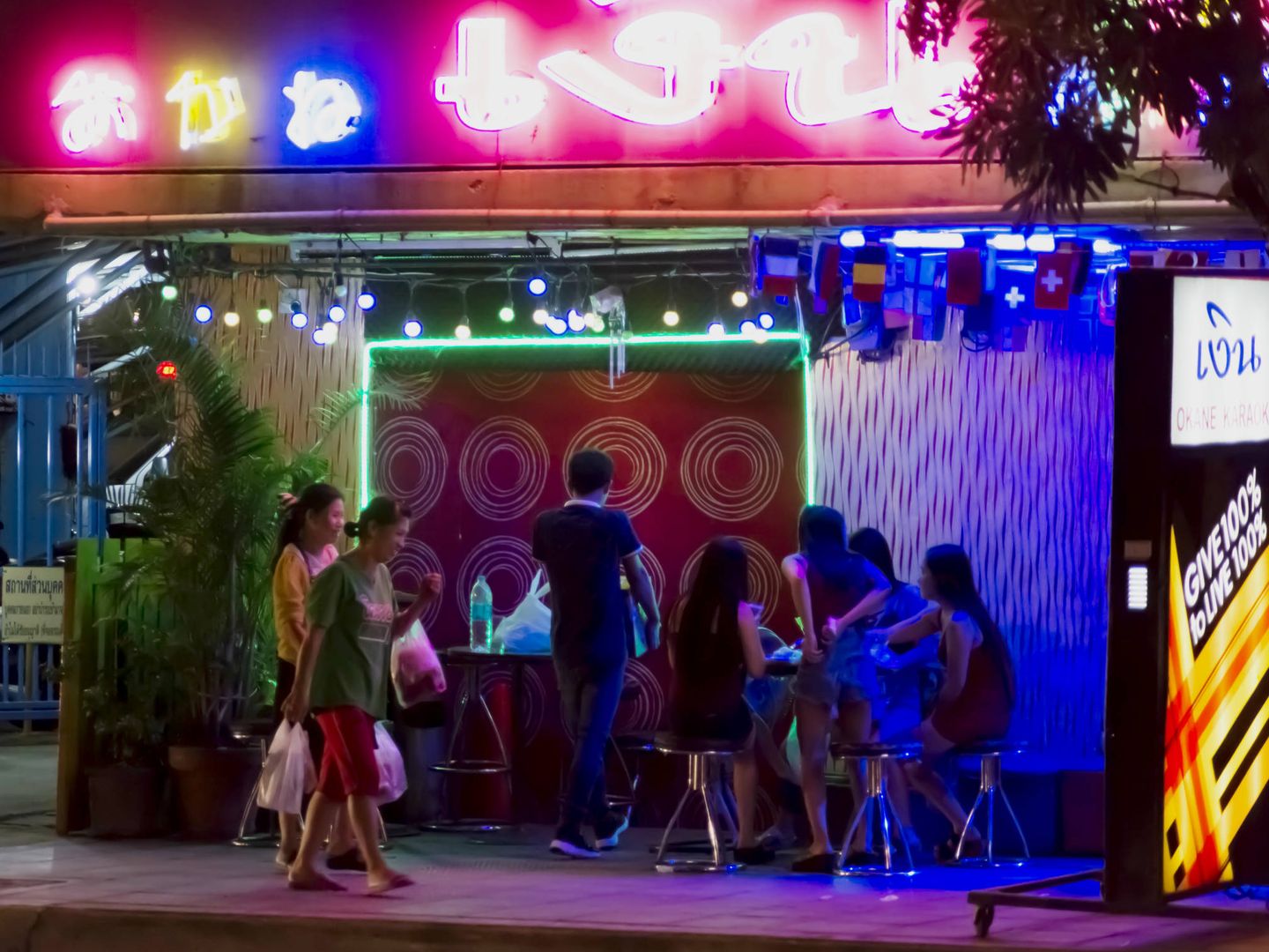 Club de karaoke para residentes en Bangkok, en cuyo neón dice 'dinero'. Muchas chicas empiezan en sitios así. (A. Corzo)