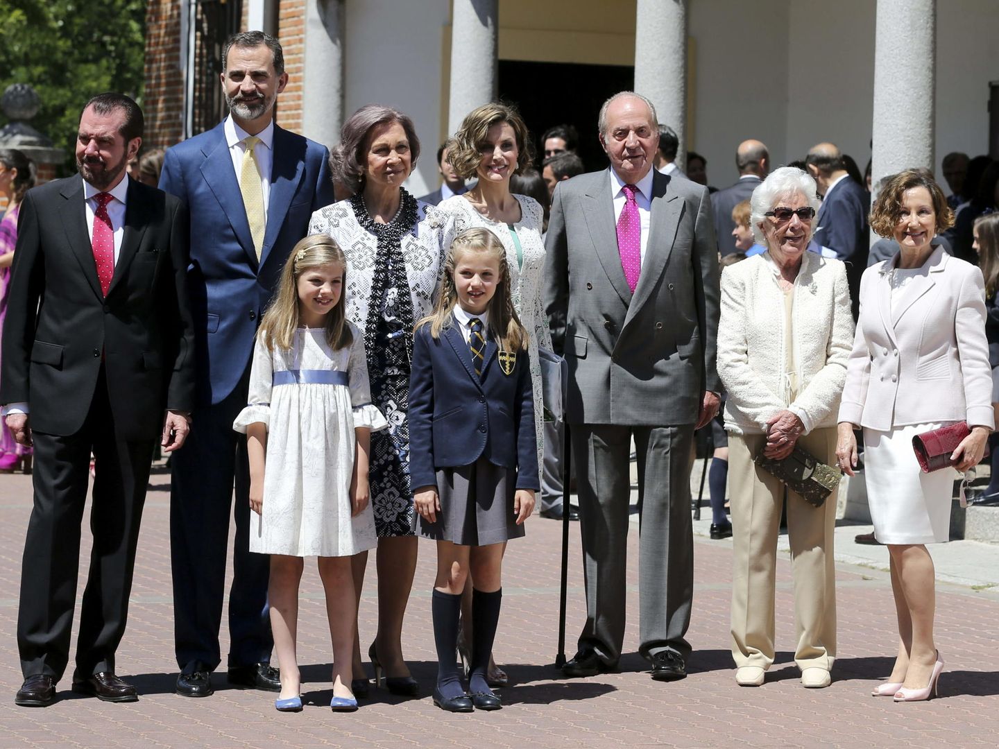 La familia real, junto a la abuela y los padres de Letizia durante la comunión de la Princesa de Asturias. (EFE)