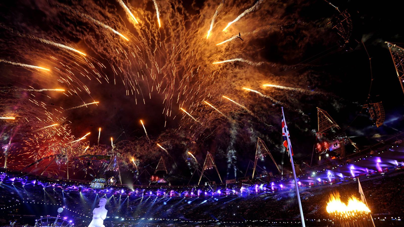 Foto: Espectáculo de fuegos artificiales en la inauguración de los Juegos de Londres 2012. (EFE) 