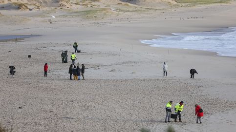 La lucha política retrasa la ayuda en Galicia y Cantabria mientras el Gobierno ya limpia en las playas de Asturias