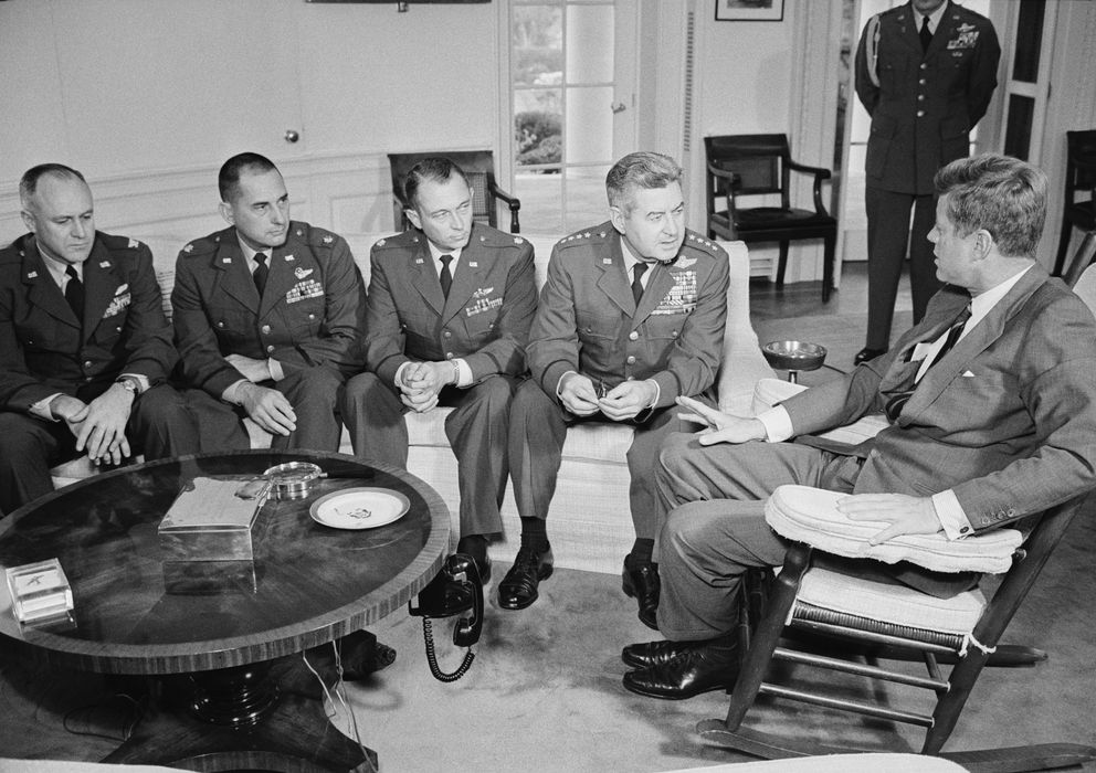 Foto: JFK charla con un grupo de militares, encabezados por Curtis Lemay general jefe de la Fuerza Aérea. (Bettman/Corbis)