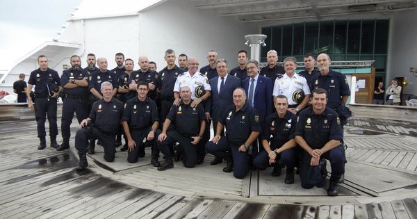Foto: Juan Ignacio Zoido, en la visita que realizó en octubre a los agentes de la Policía enviados a Barcelona. (EFE)