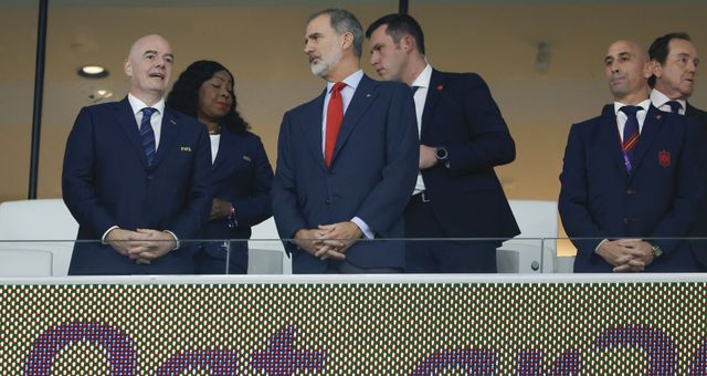 Felipe VI habla con el presidente de la FIFA, Gianni Infantino. (EFE/Juanjo Martín)