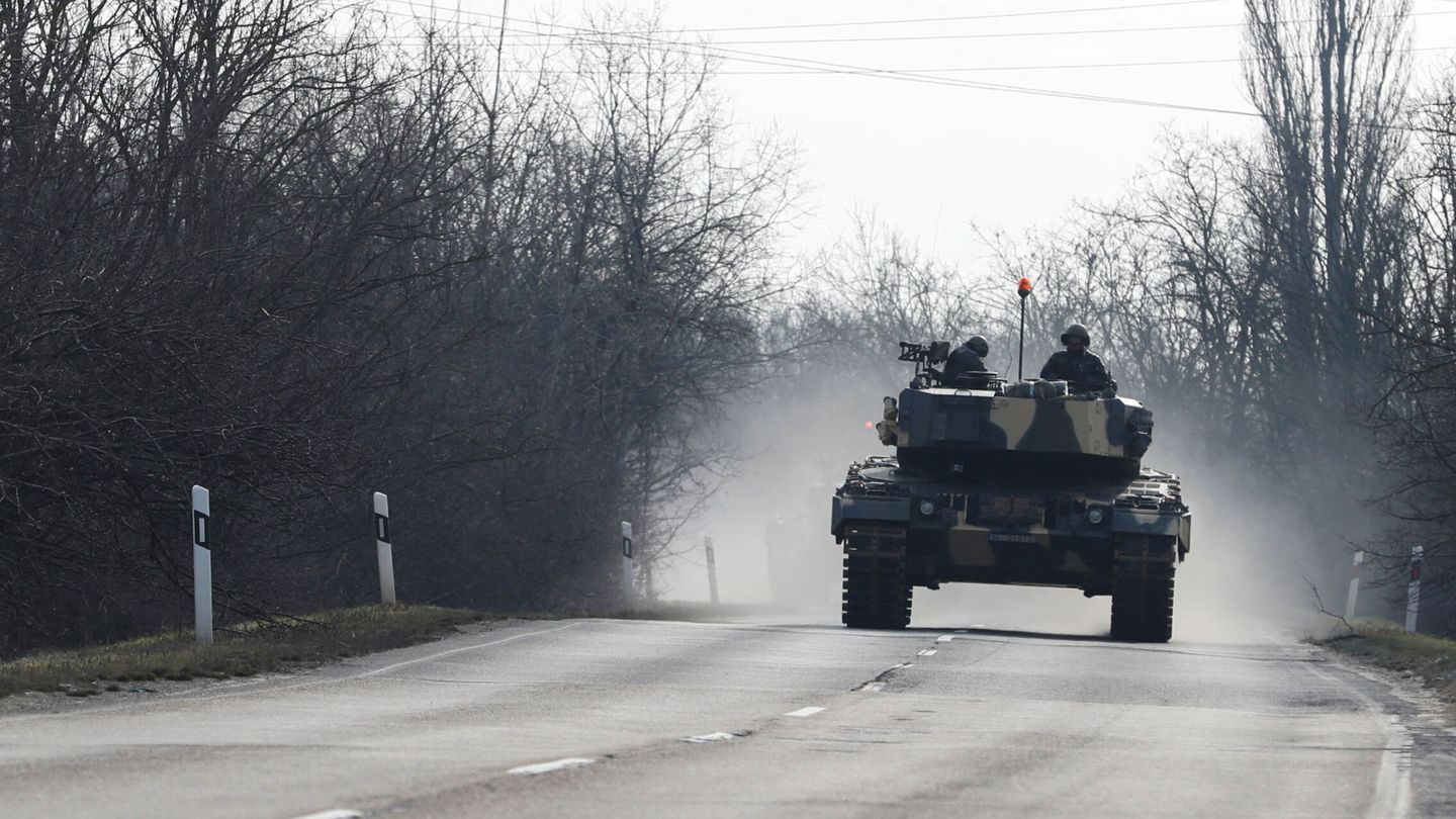 Leopard 2 en la carretera. (Reuters)