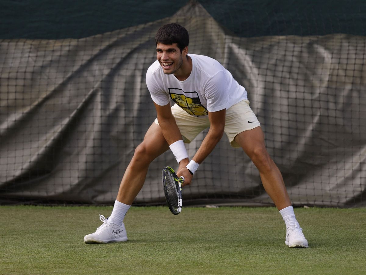 Foto: Carlos Alcaraz entrenando en Wimbledon. (Reuters/Andrew Couldridge)