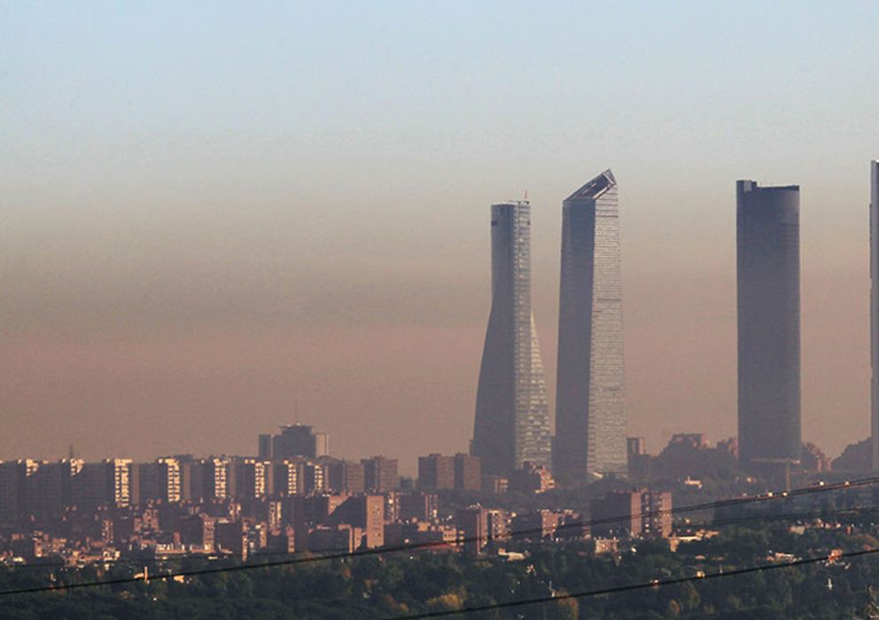 Foto: Vista general de la capa de contaminación aérea de Madrid. (EFE)