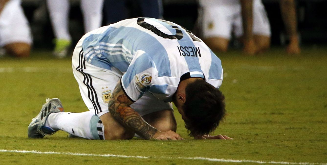 Messi se lamenta tras el penalti fallado ante Chile (EFE)