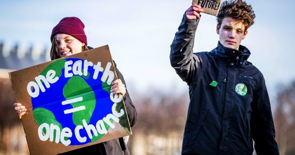 Foto: Dos estudiantes holandeses participan en una manifestación para reclamar medidas urgentes para combatir el cambio climático. (EFE)