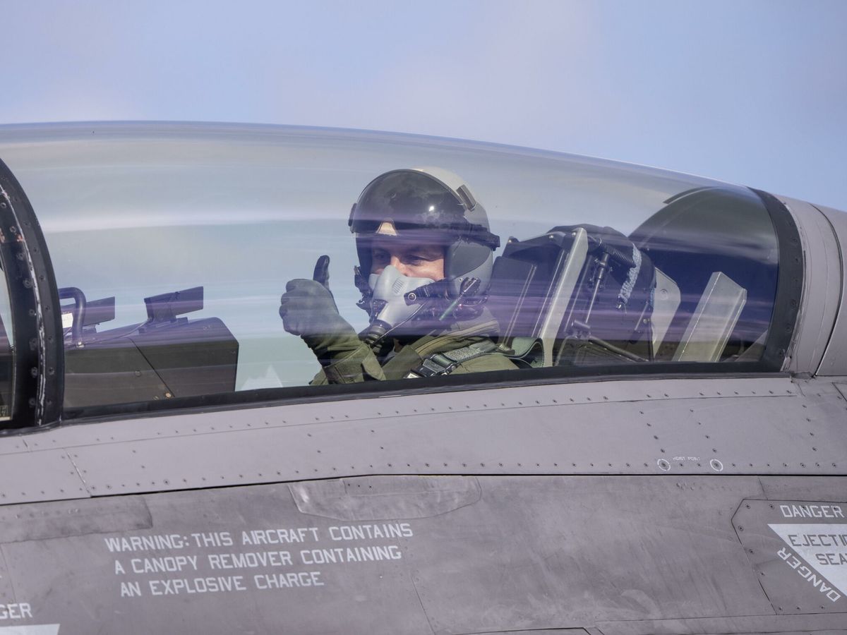 Foto: El ministro de Defensa argentino, Luis Alfonso Petri, montado en un F-16. (EFE)