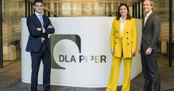 Foto: Enrique Chamorro, Paula González de Castejón y Joaquín Hervada, nuevos socios de DLA Piper. (DLA Piper)