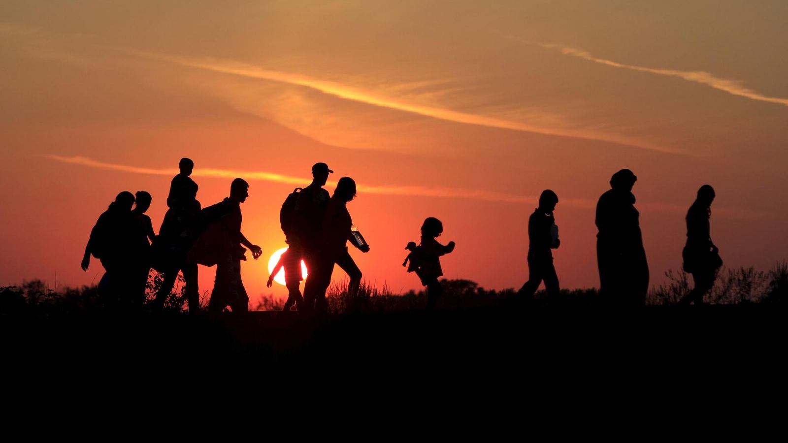 Foto: Una familia de refugiados tras cruzar la frontera de Hungría cerca de Roszke, el 30 de agosto de 2015 (Reuters).