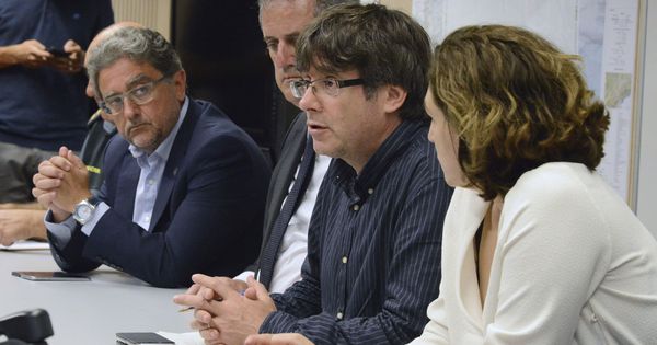 Foto: Puigdemont acude a la reunión de urgencia por el atentado en las Ramblas (EFE)