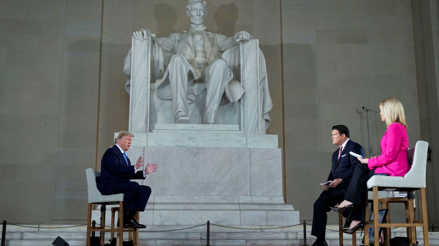 Donald Trump entrevistado en Fox ante la pétrea mirada de Abraham Lincoln. (Reuters)