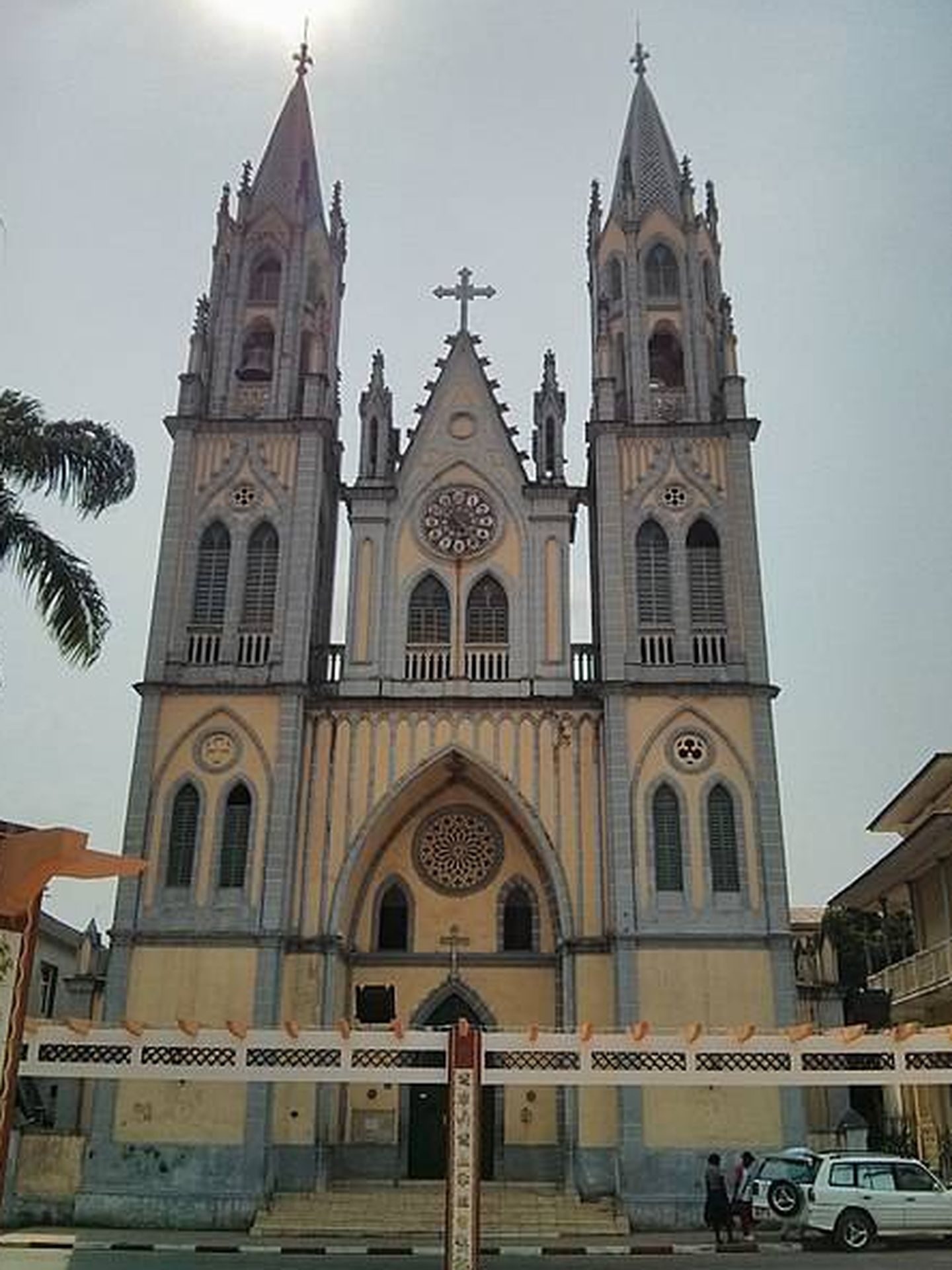 Fachada de la catedral de Santa Isabel. (Wikimedia Commons)