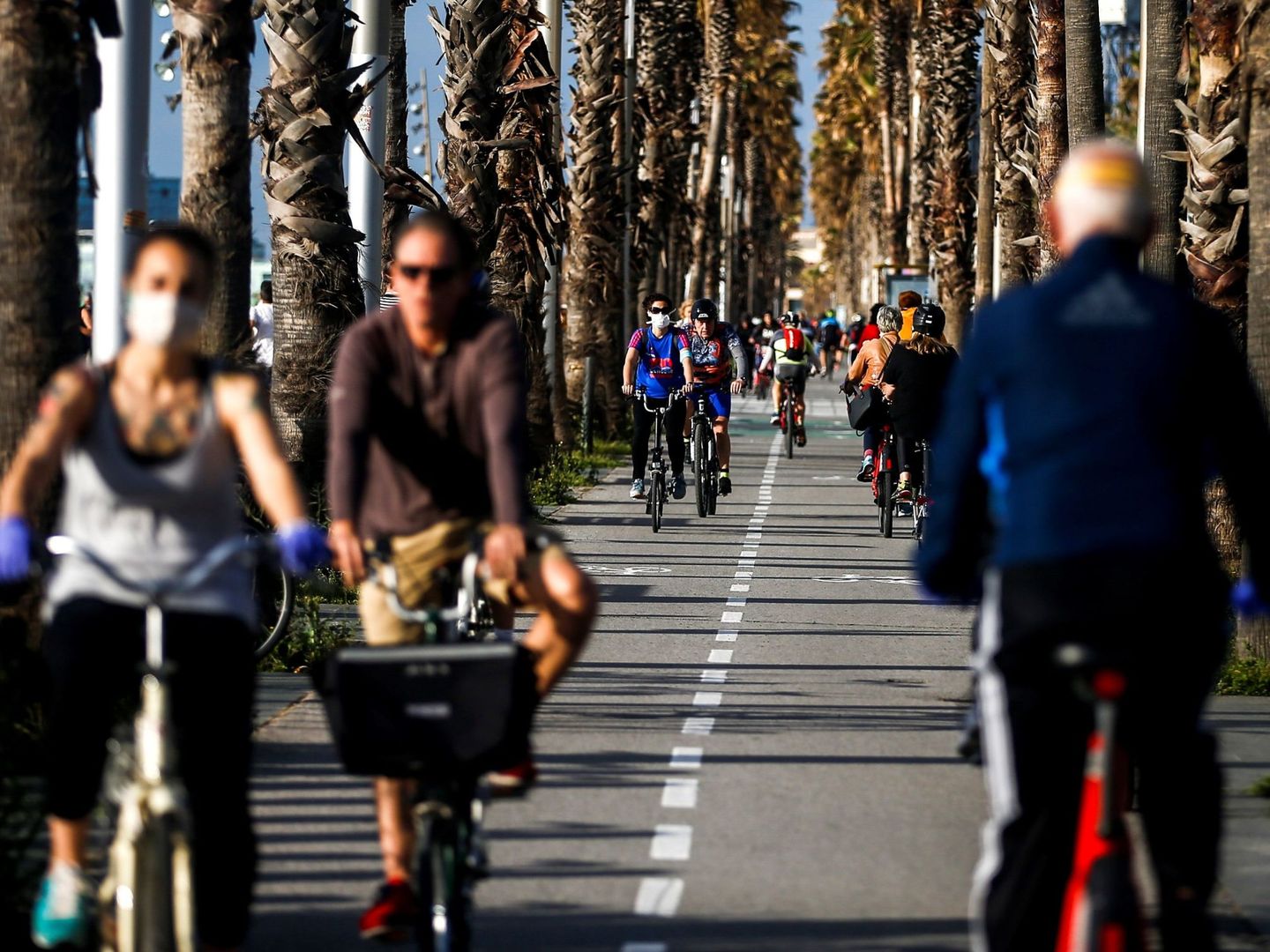 Varios ciudadanos dan un paseo en bicicleta por el Paseo Marítimo de Barcelona. (EFE)